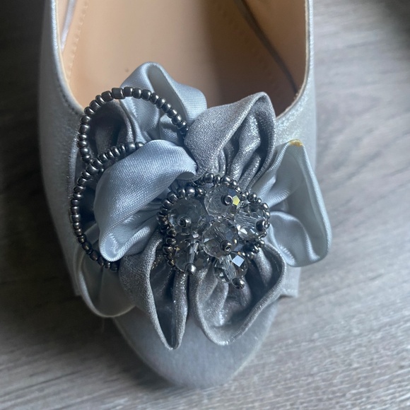 NWOT J. Renee Kitten Heel Sandals Sz 10M Slingback Peep Toe Flower Silver Party - Picture 12 of 12
